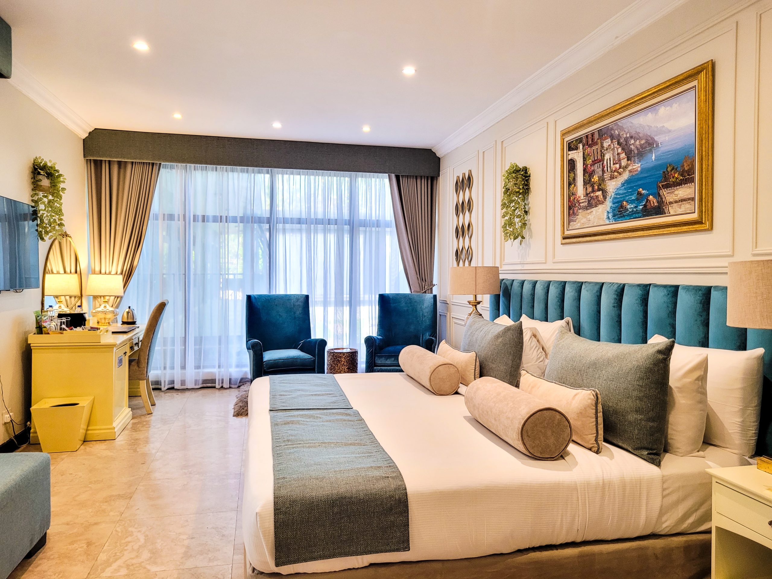 Luxurious double bedroom at Villa Monti Cello, featuring elegant furnishings and a serene atmosphere.