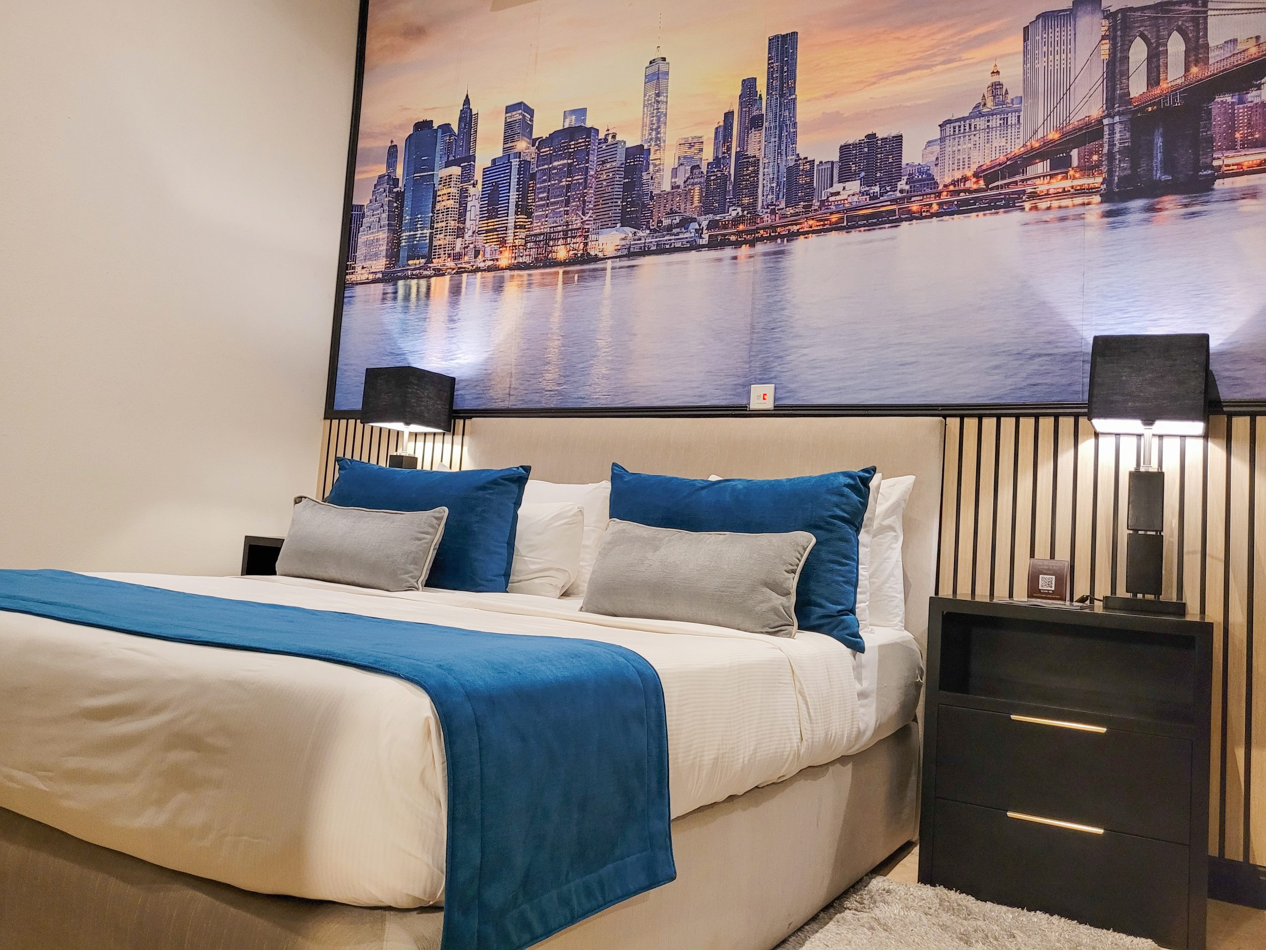 Sophisticated Manhattan room at Villa Monti Cello, showcasing modern decor and a comfortable ambiance.