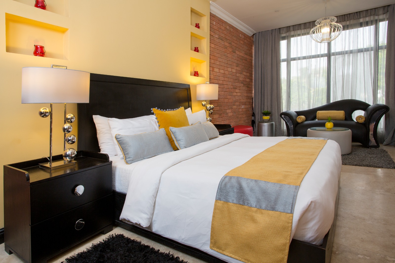 Elegant seating area in the Soho Room at Villa Monti Cello, featuring contemporary decor and a welcoming ambiance.